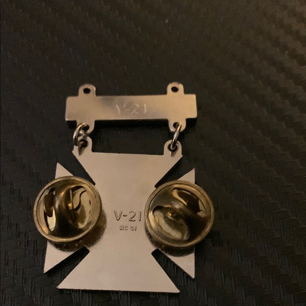 Silver Cross Rifle Pin - Picture 2 of 2